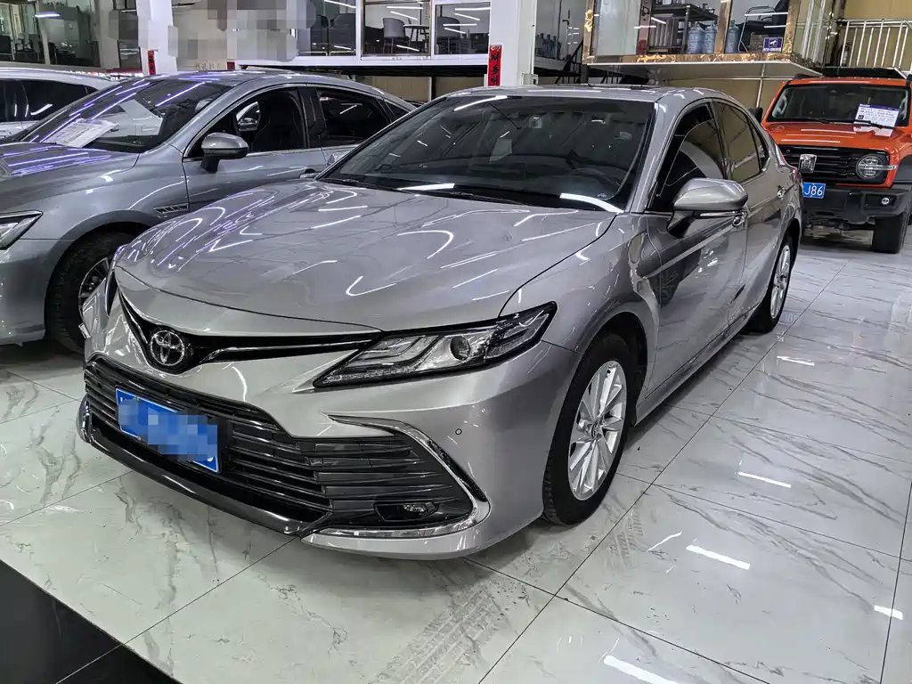 Toyota Camry 2023 — фото 1