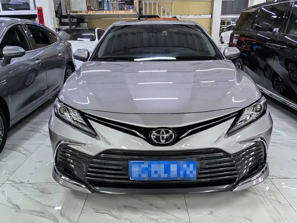 Toyota Camry 2023 — фото 2