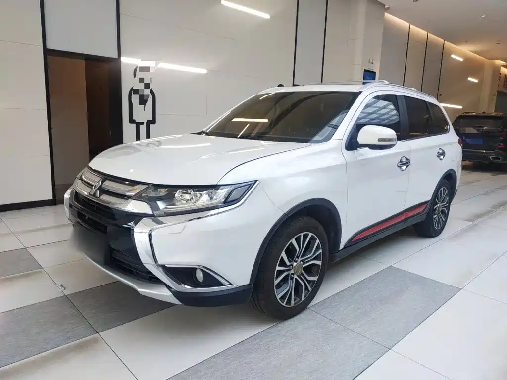 Mitsubishi Outlander 2017 — фото 1