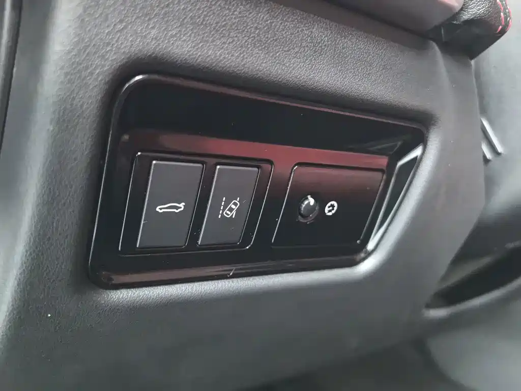 Jaguar XE 2016 — фото 12