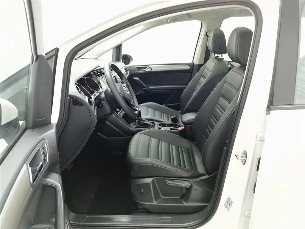 Volkswagen Touran 2018 — фото 10