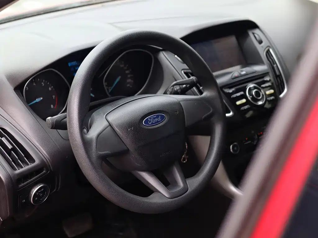 Ford Focus 2018 — фото 14