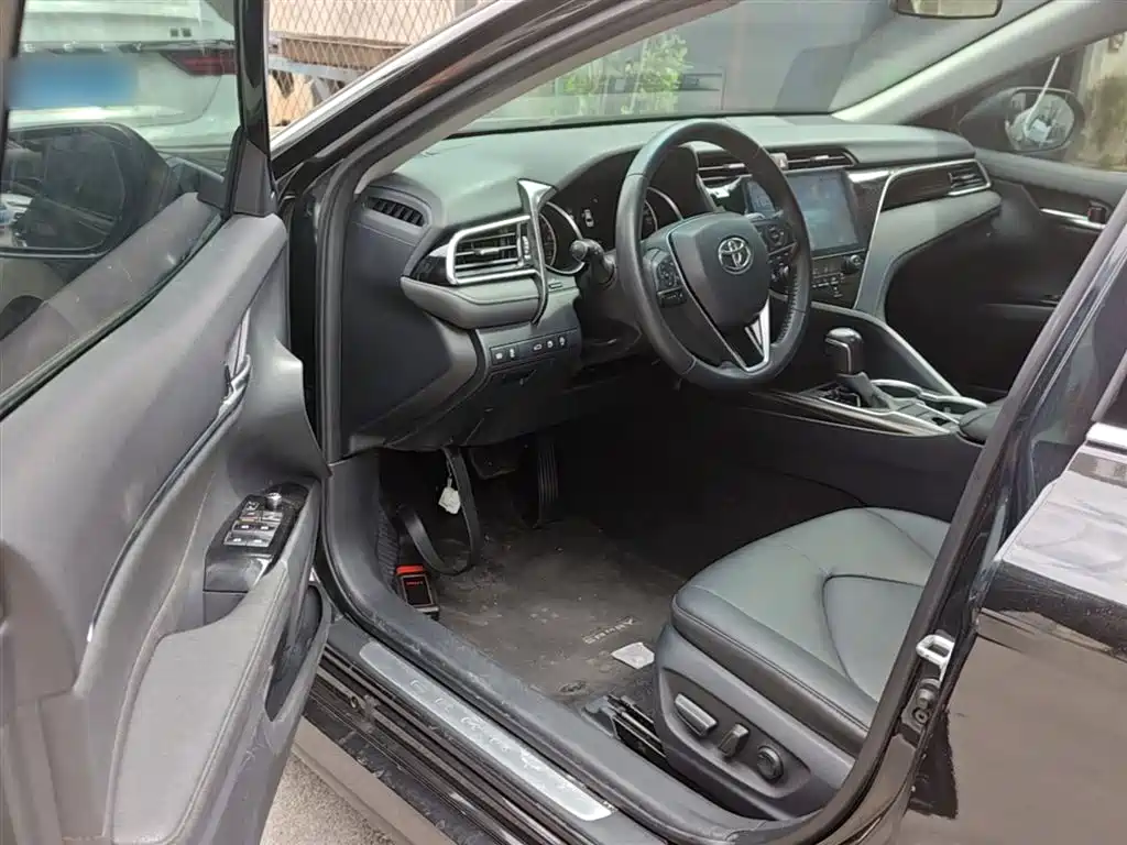 Toyota Camry 2018 — фото 16