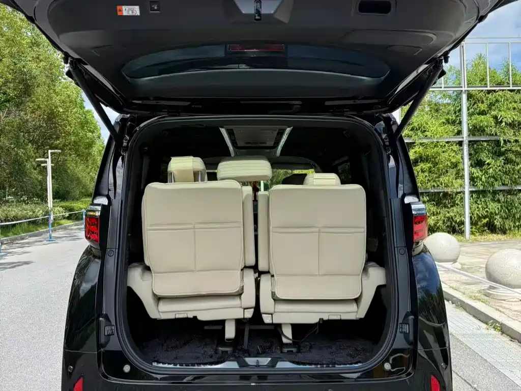 Toyota Alphard 2024 — фото 14