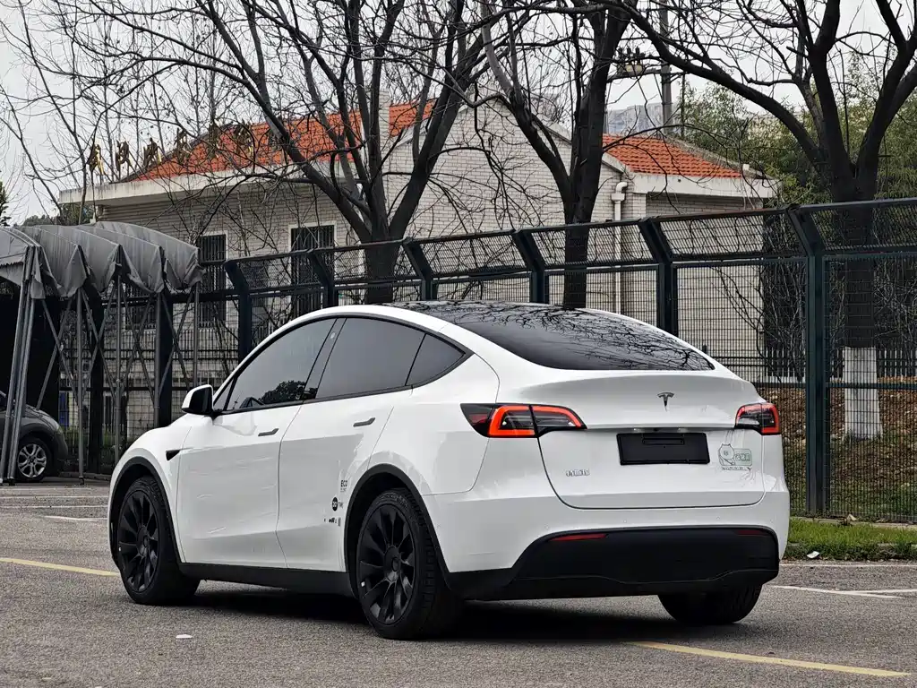Tesla Model Y 2022 — фото 9