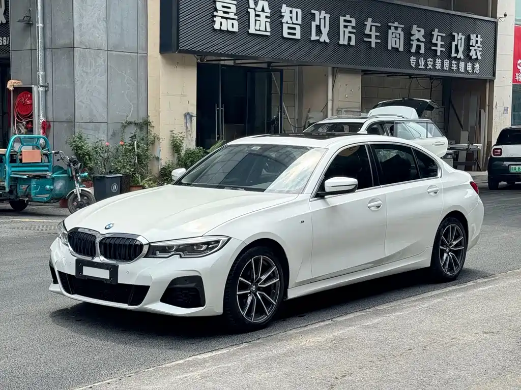 BMW 3 Series 2022 — фото 1