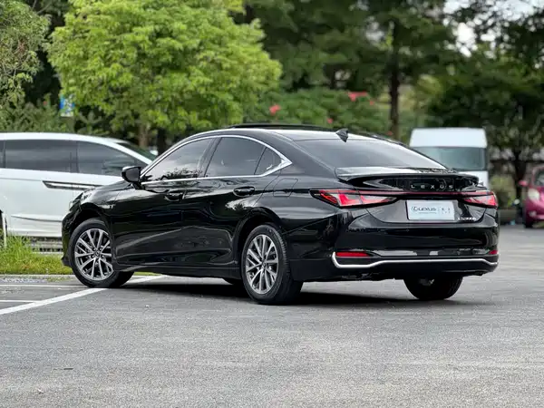 Lexus ES 2024