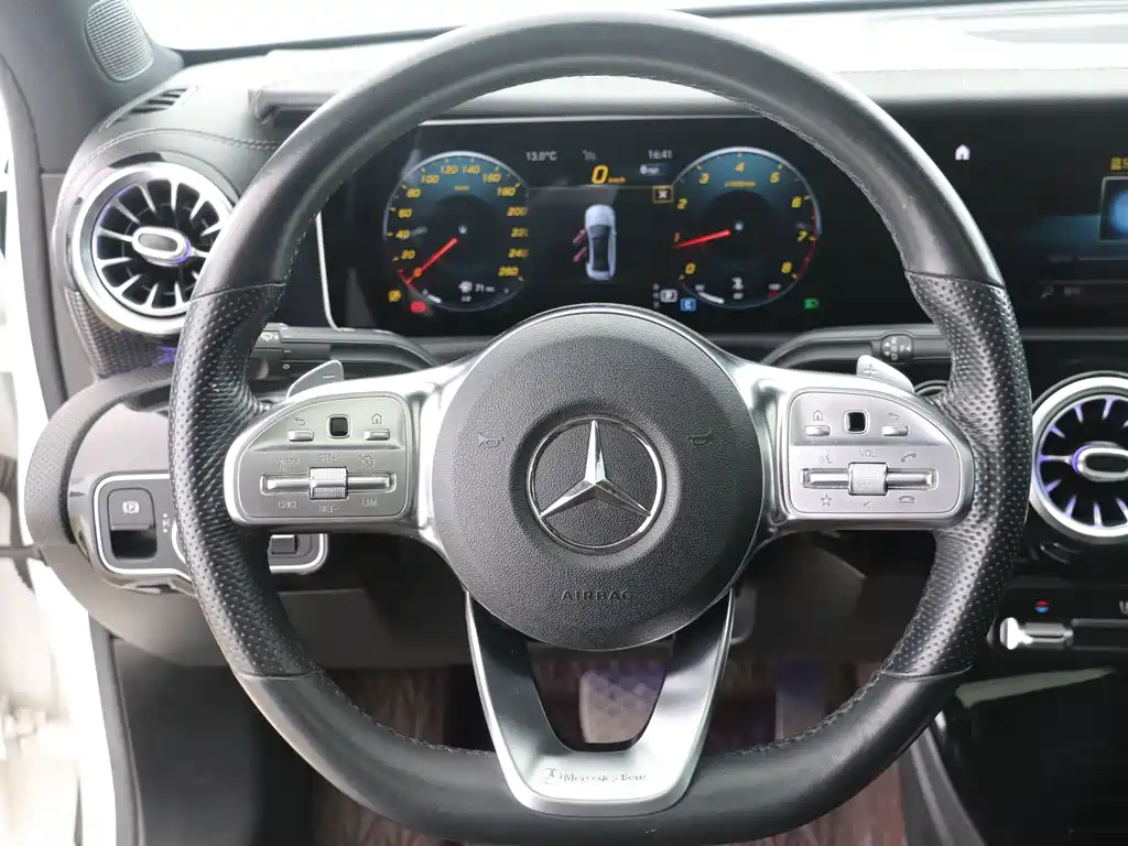 Mercedes-Benz A-Class 2020 — фото 12
