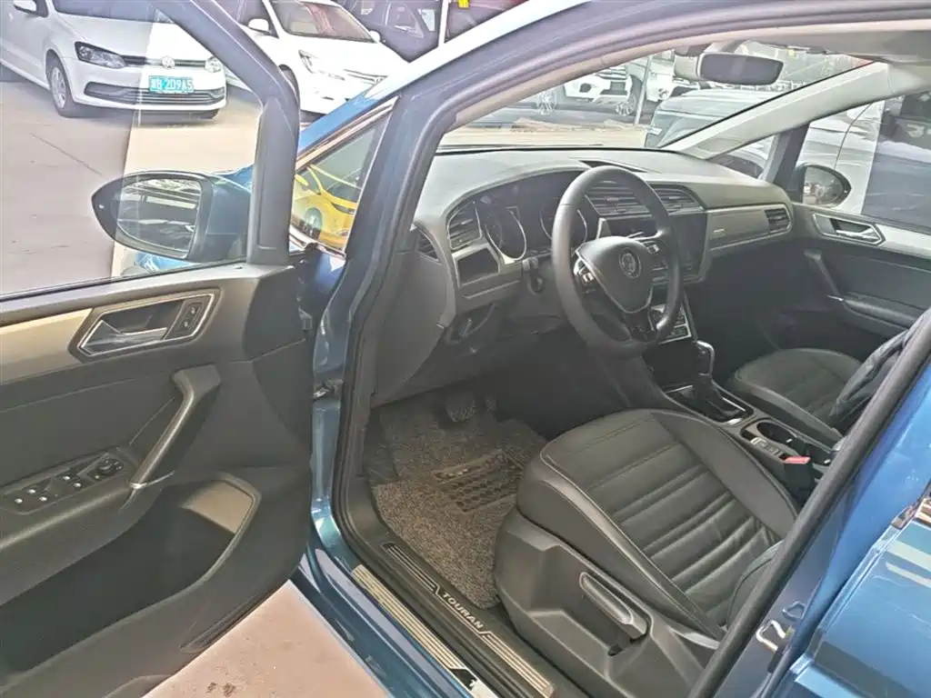 Volkswagen Touran 2017 — фото 16