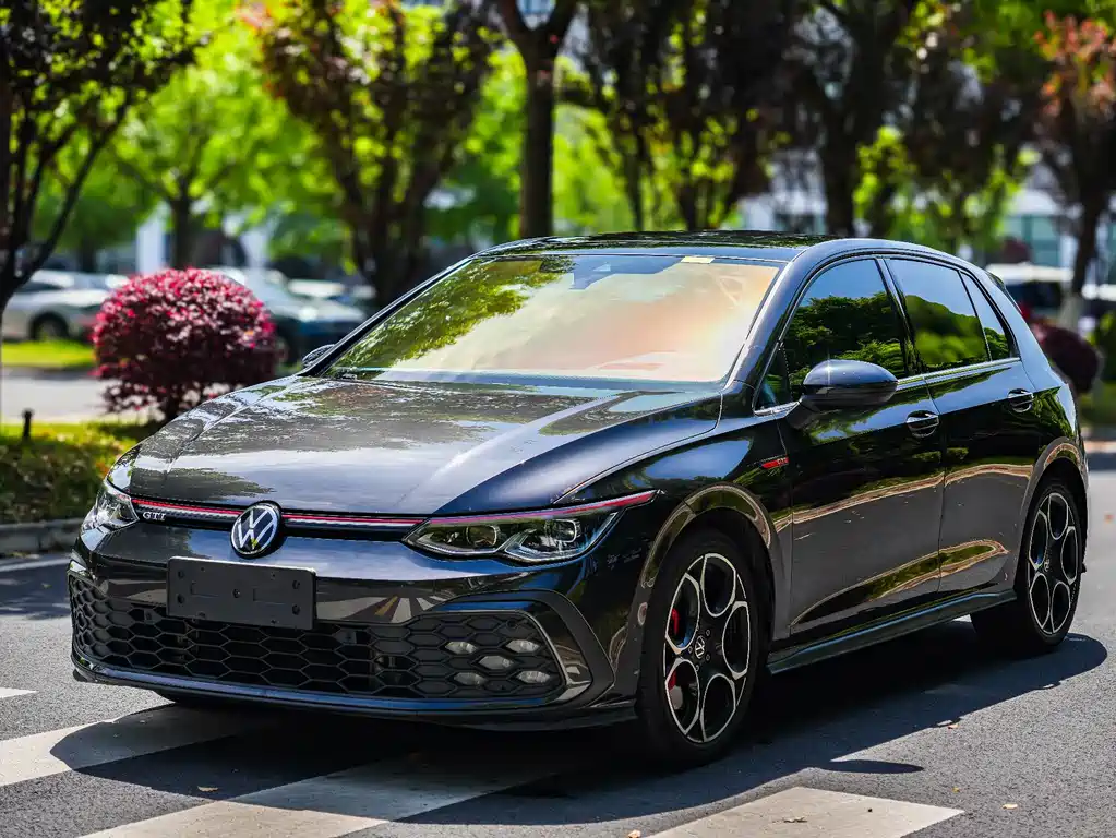 Volkswagen Golf GTI 2023 — фото 1
