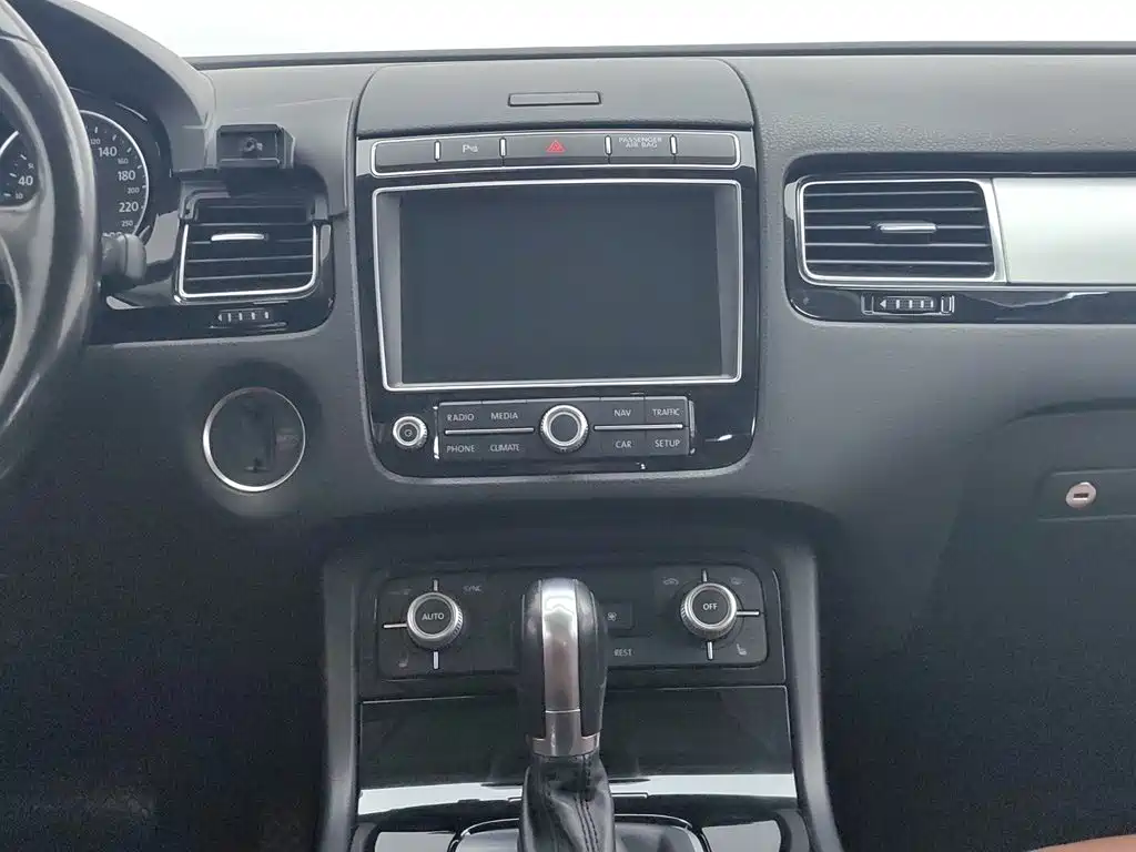 Volkswagen Touareg 2017 — фото 12