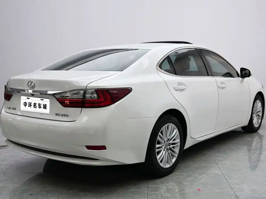 Lexus ES 2017 — фото 19
