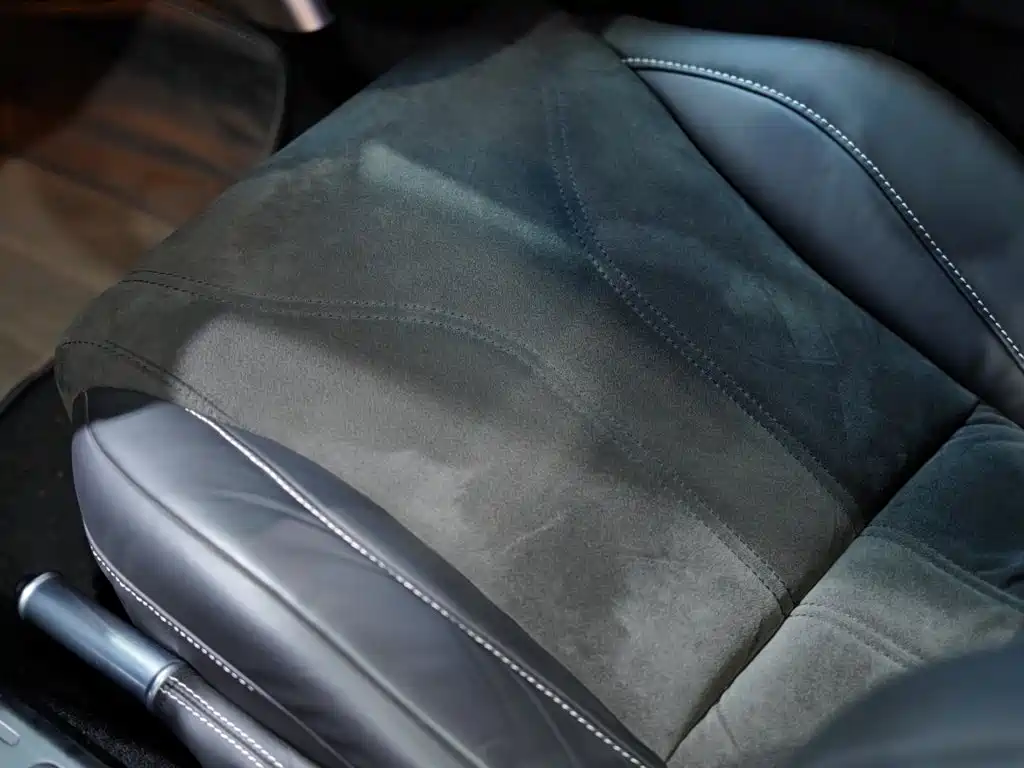 Aston Martin DBS 2010 — фото 26