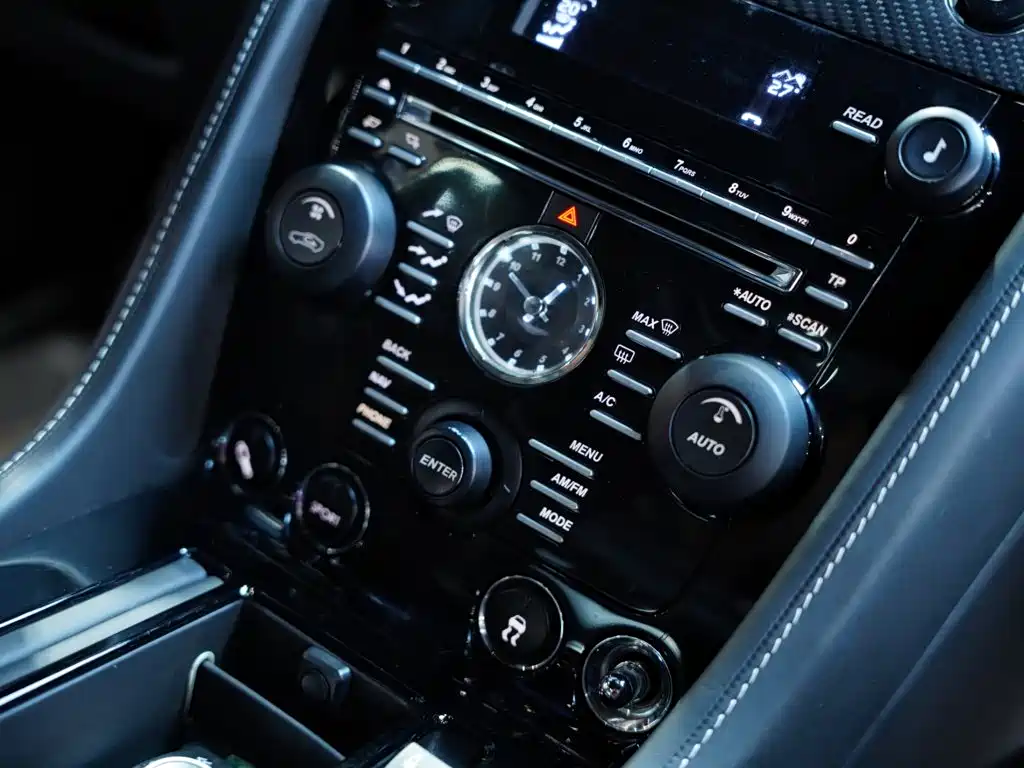 Aston Martin DBS 2010 — фото 42