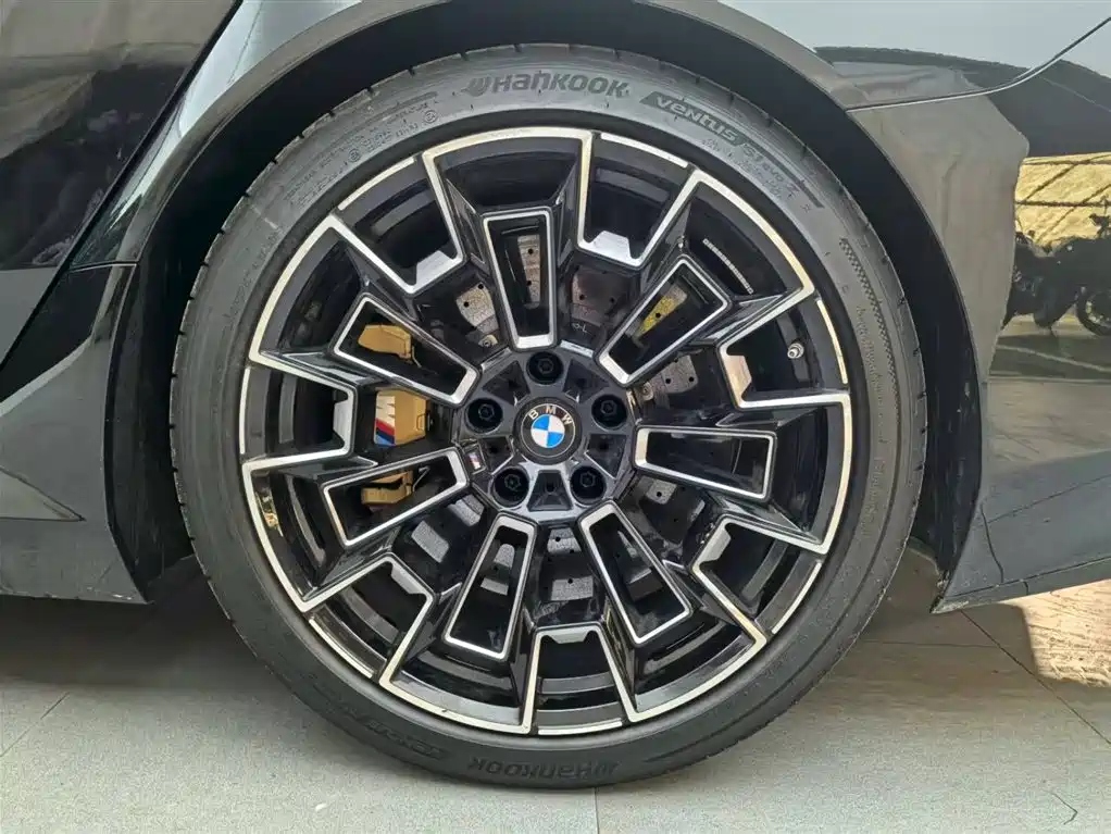 BMW M5 New Energy 2025 — фото 18