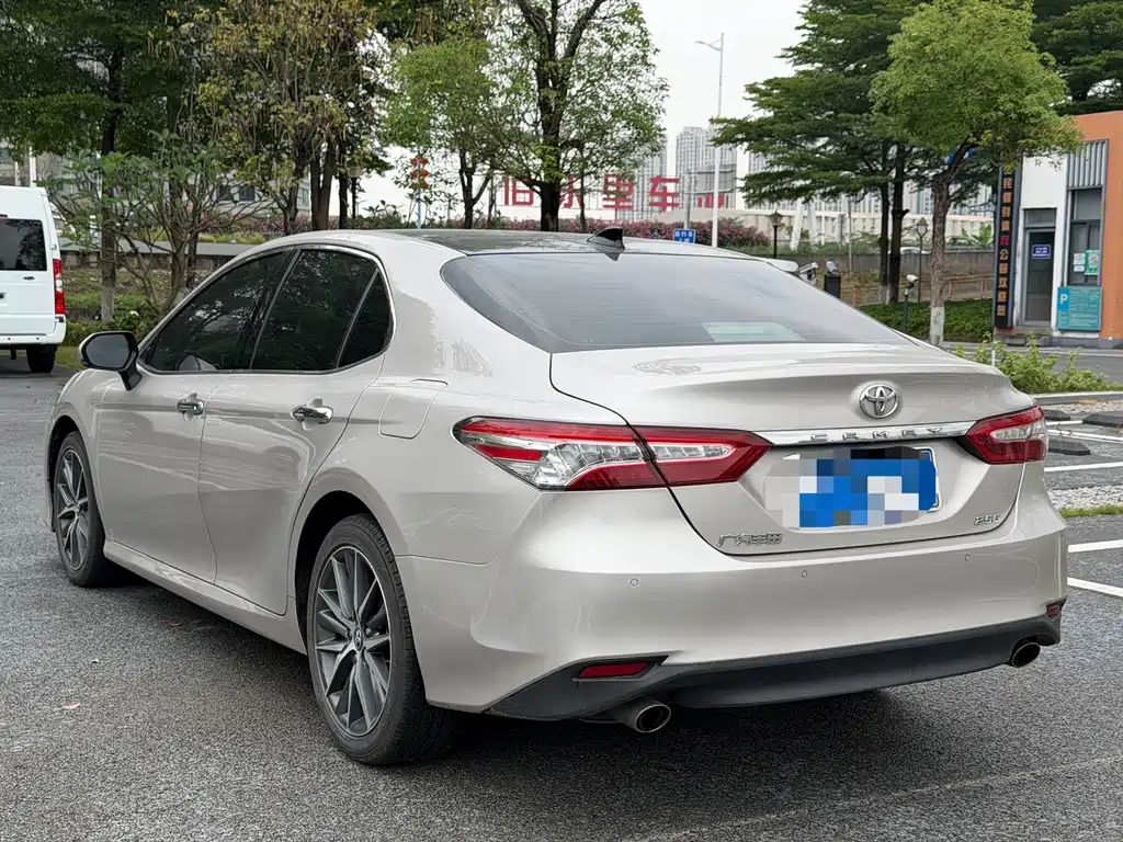 Toyota Camry 2022 — фото 6