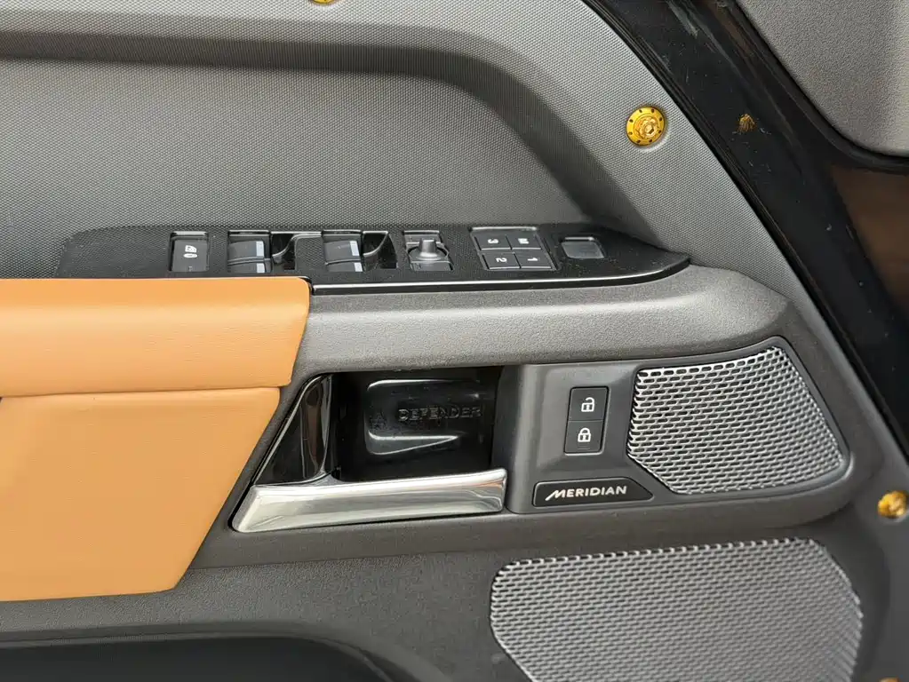 Land Rover Defender 2023 — фото 8