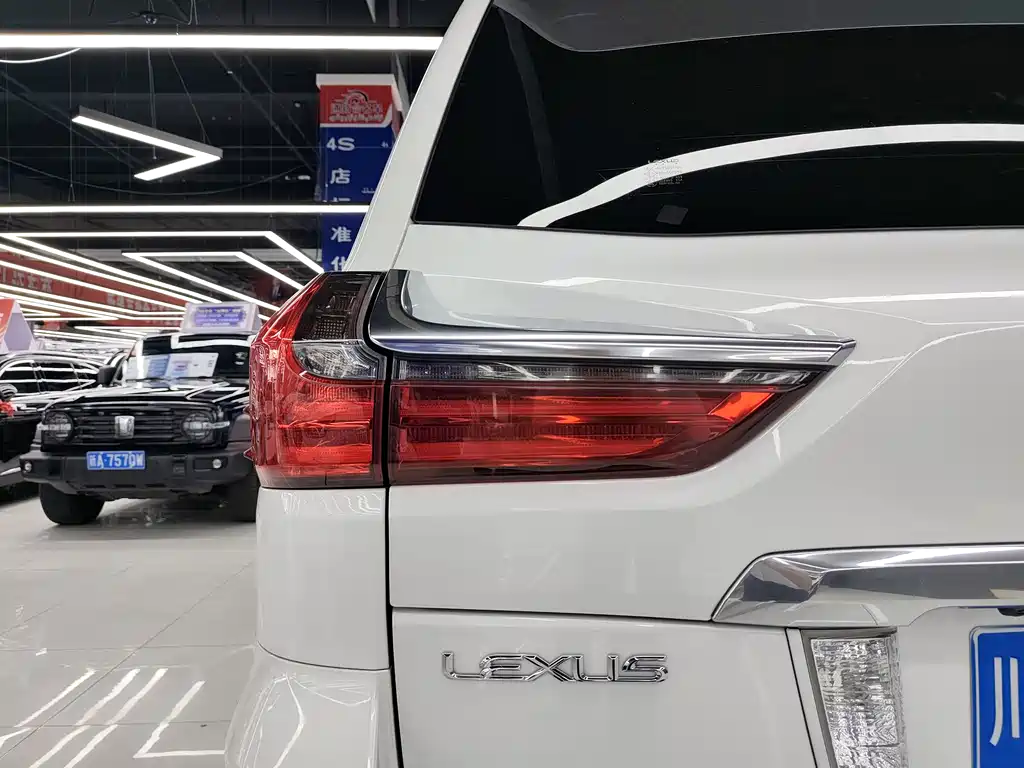Lexus LX 2017 — фото 20