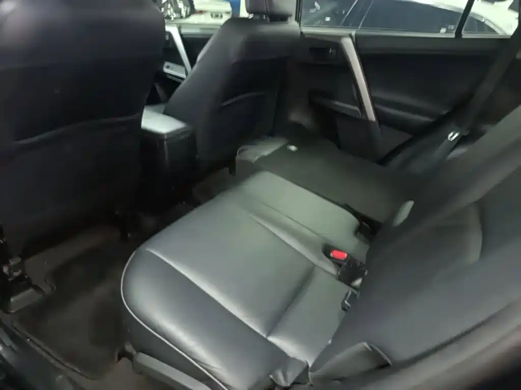 Toyota RAV4 2018 — фото 17