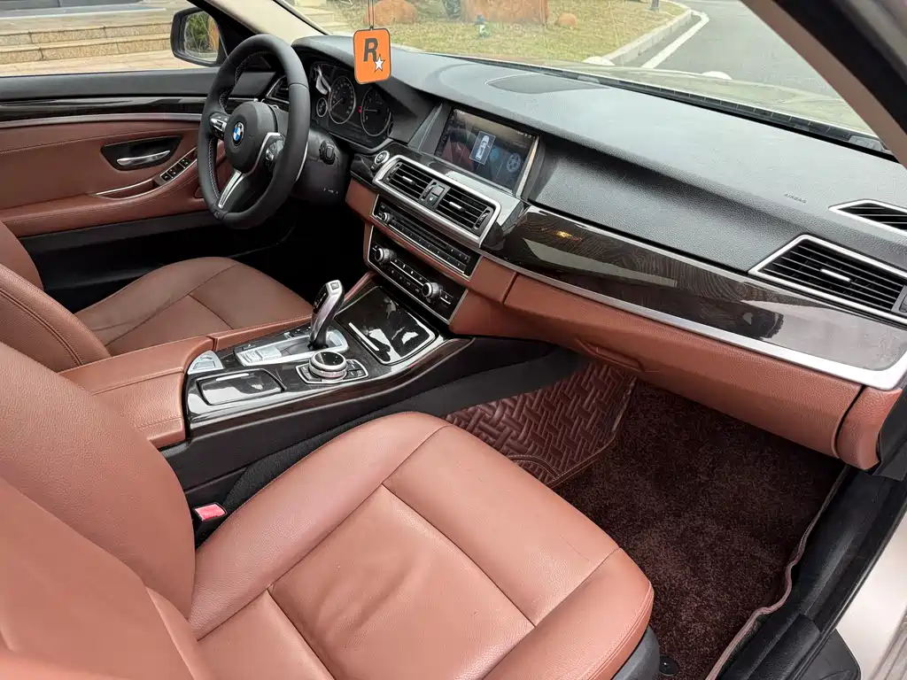 BMW 5 Series 2015 — фото 16