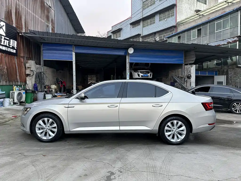 Skoda Superb 2019 — фото 13