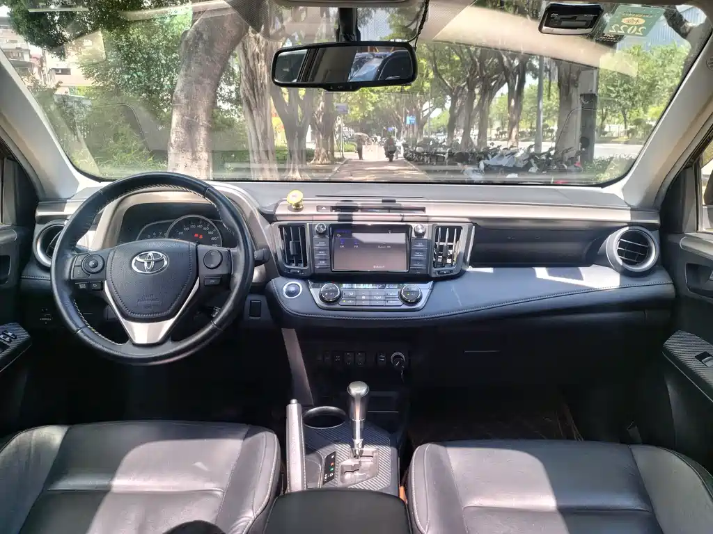 Toyota RAV4 2016 — фото 12