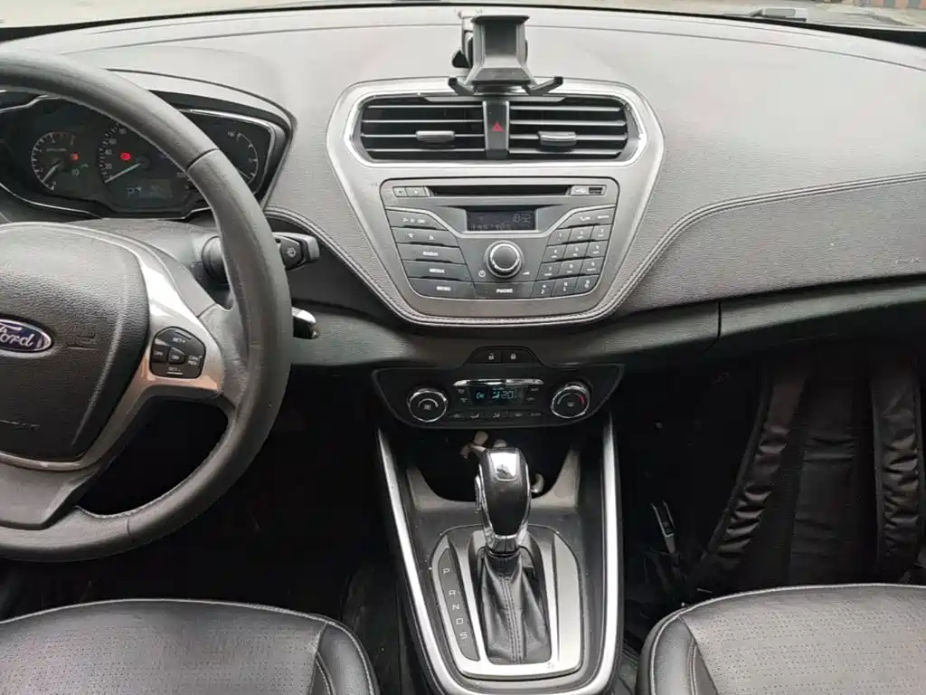 Ford Escort 2016 — фото 13