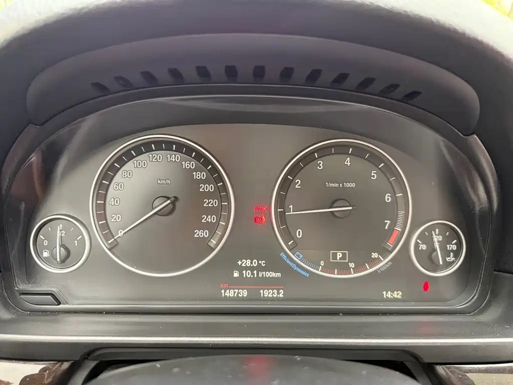BMW 5 Series 2015 — фото 23