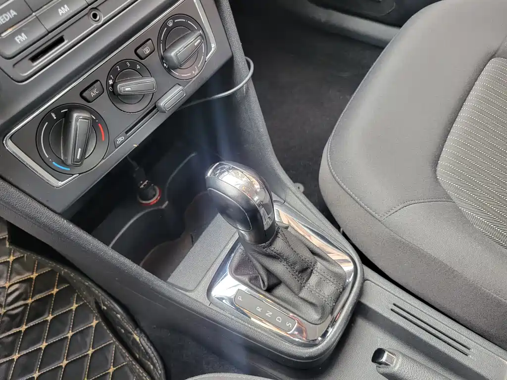 Volkswagen Jetta 2015 — фото 10
