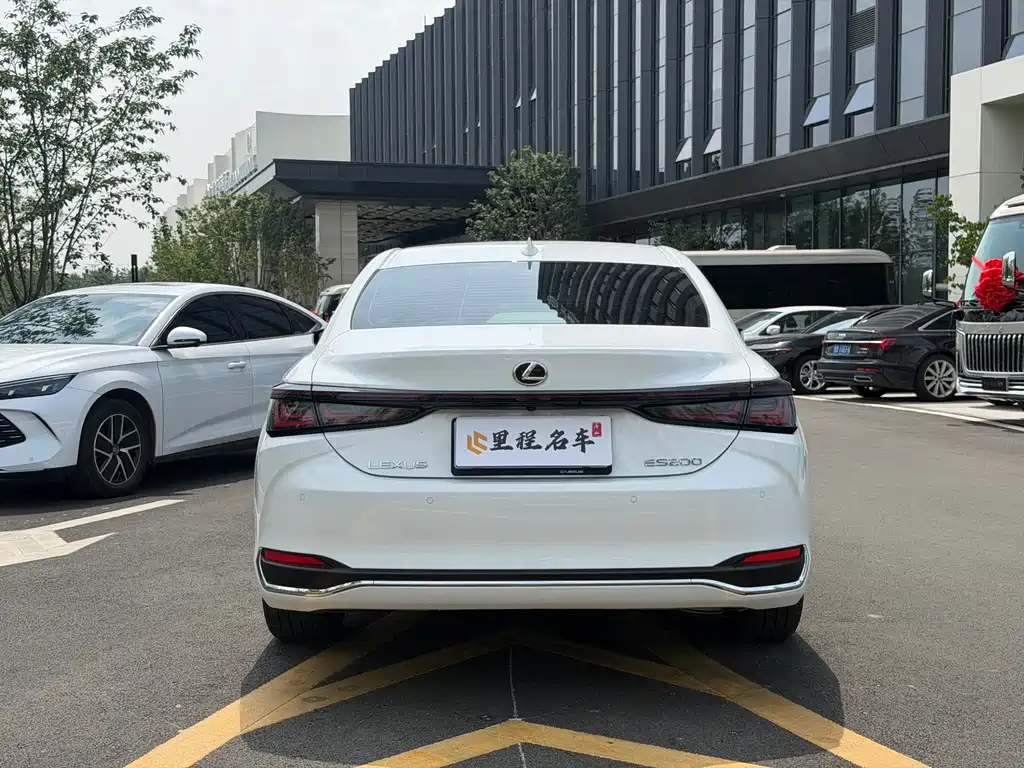 Lexus ES 2026