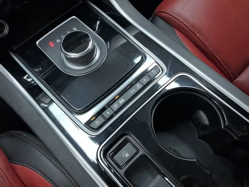 Jaguar XE 2016 — фото 11