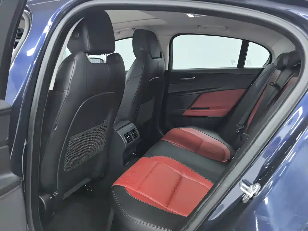 Jaguar XE 2016 — фото 6