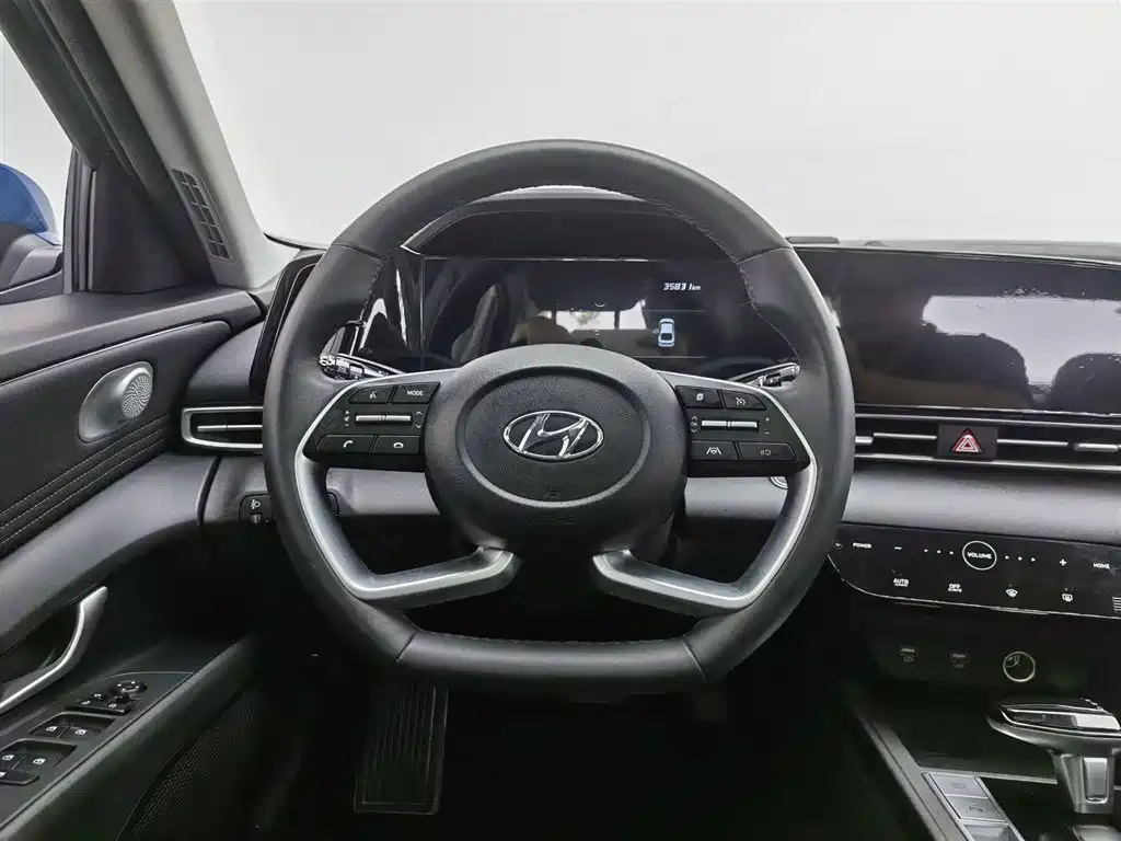 Hyundai Elantra 2023 — фото 11