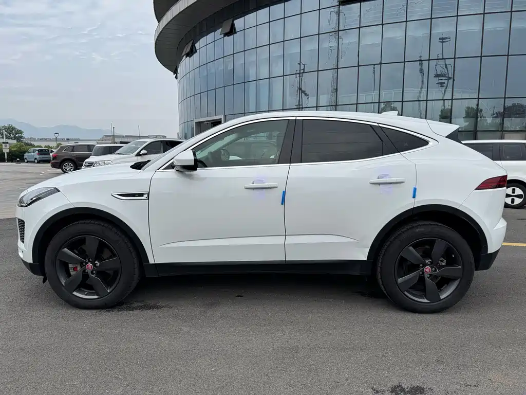Jaguar E-PACE 2021 — фото 26