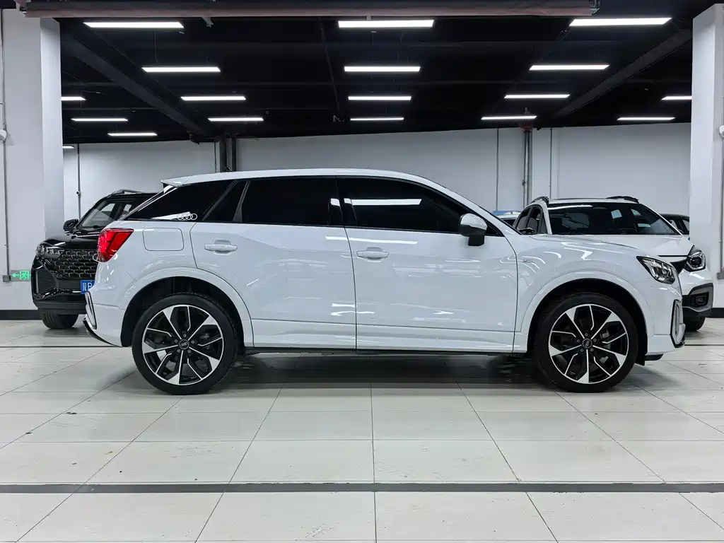 Audi Q2L 2023
