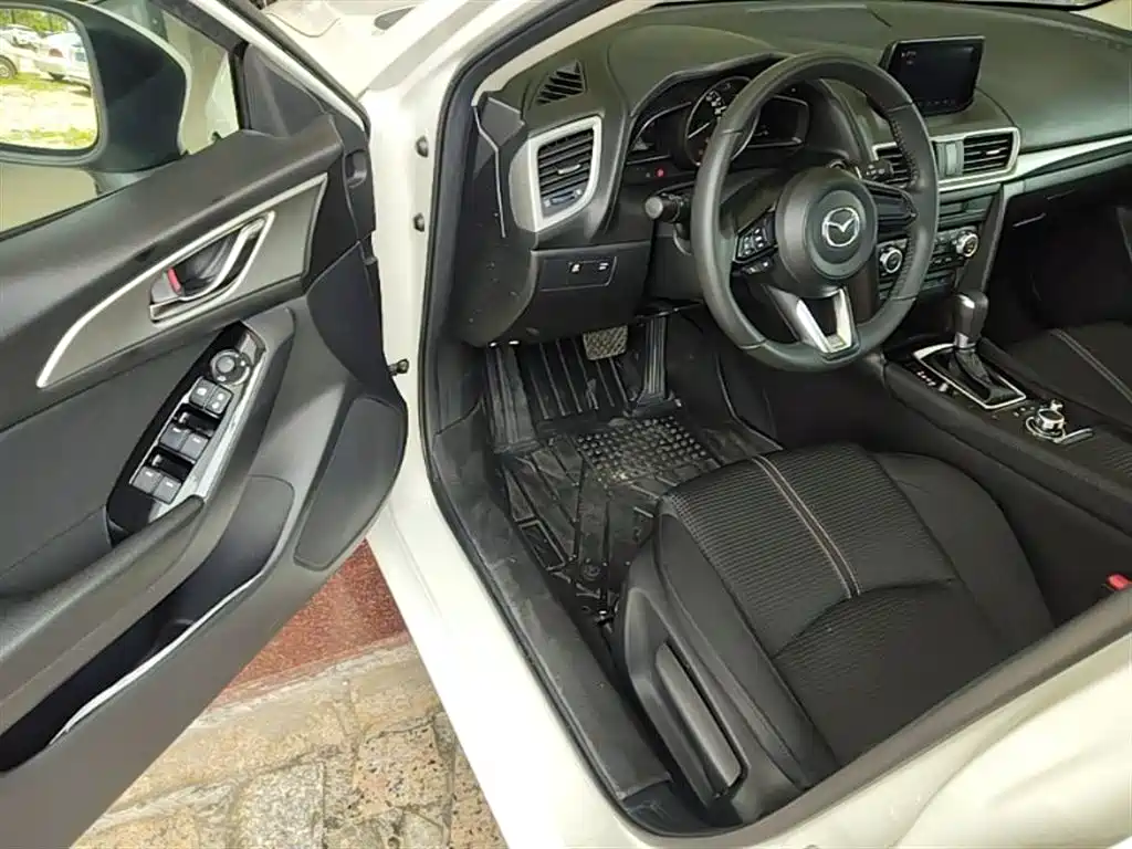 Mazda 3 Axela 2019 — фото 16