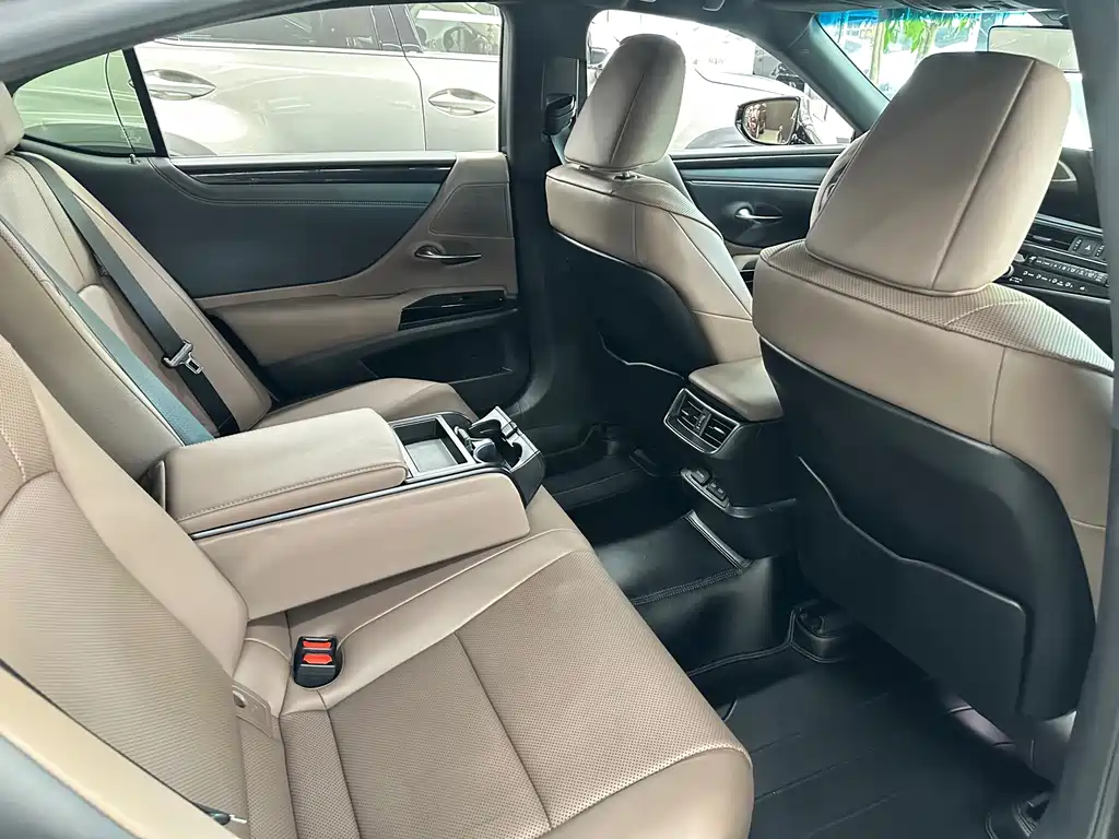 Lexus ES 2023 — фото 16