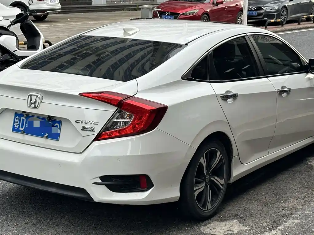 Honda Civic 2018 — фото 9