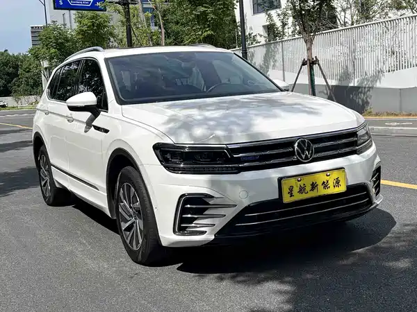 Volkswagen Tiguan L Plug-In Hybrid 2021