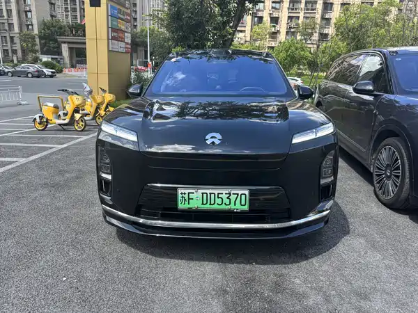 NIO ES8 2025