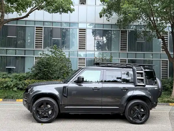 Land Rover Defender 2023
