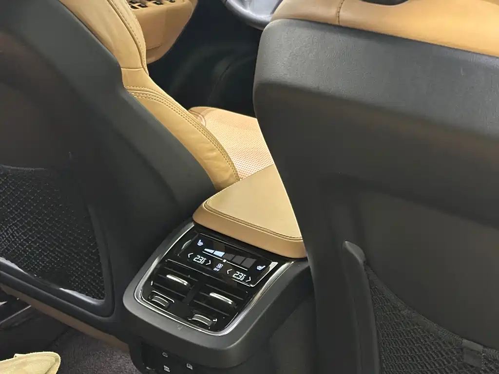 Volvo XC90 2017 — фото 11