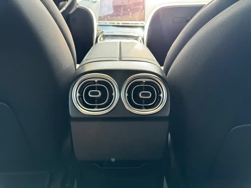 Mercedes-Benz C-Class 2024 — фото 10