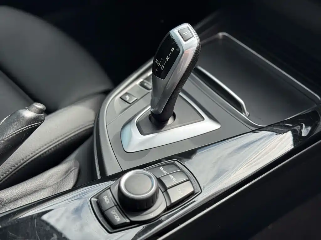 BMW 3 Series 2018 — фото 31
