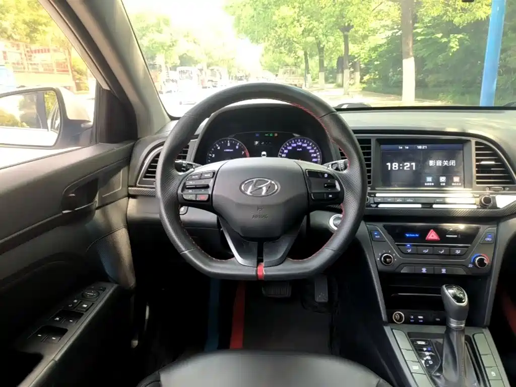 Hyundai Elantra 2019 — фото 11