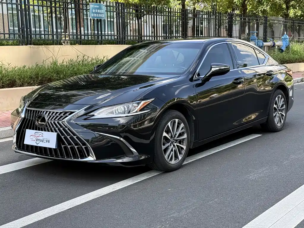 Lexus ES 2022