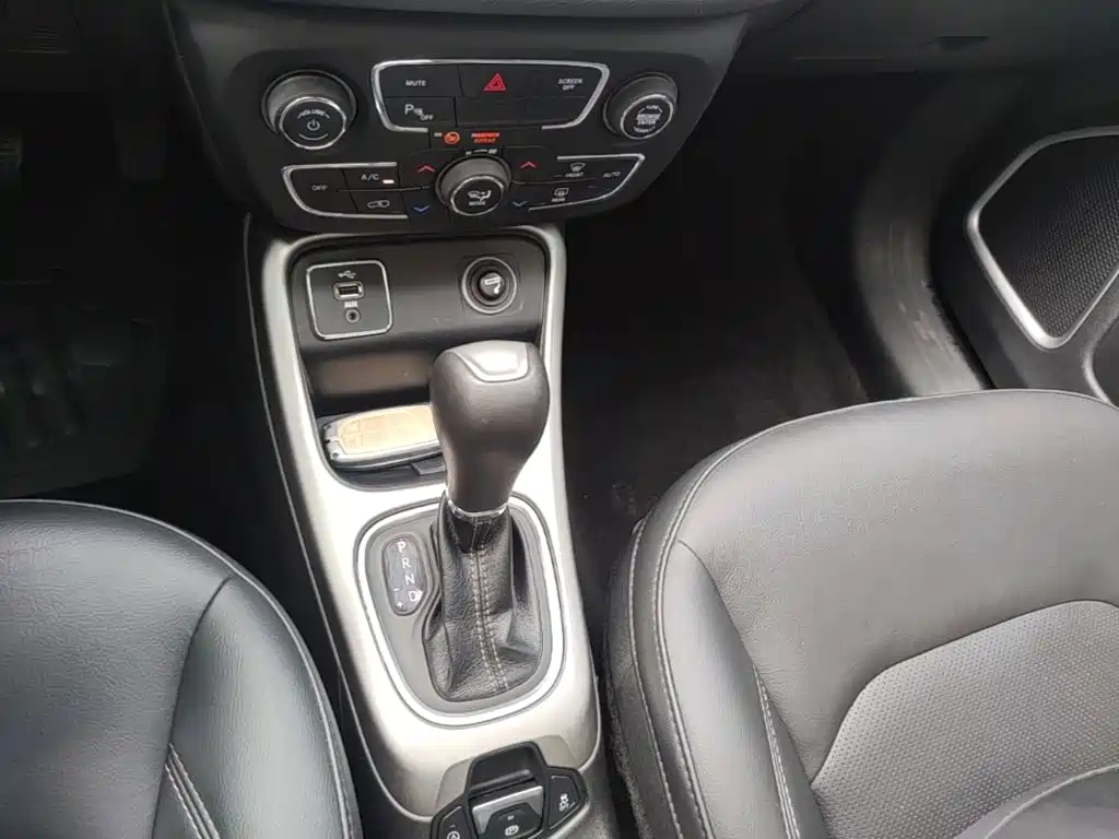 Jeep Compass 2018 — фото 14