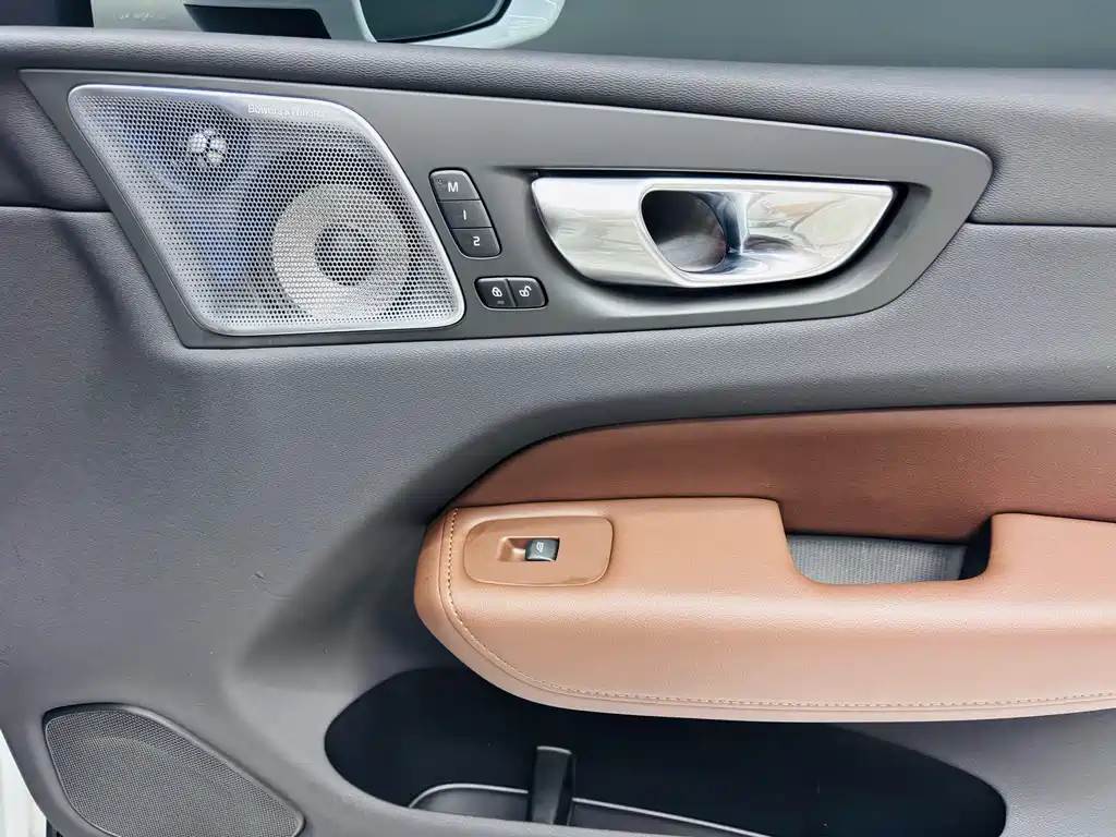 Volvo XC60 PHEV 2023 — фото 16