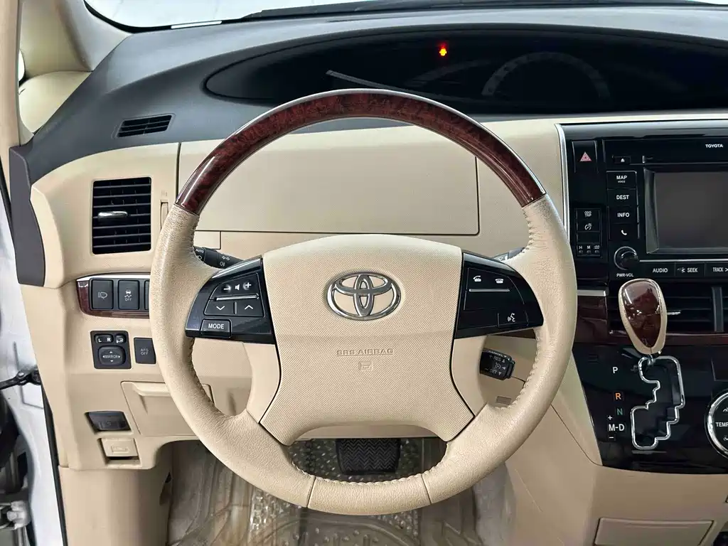 Toyota Previa 2015 — фото 16