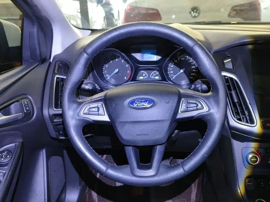Ford Focus 2015 — фото 11